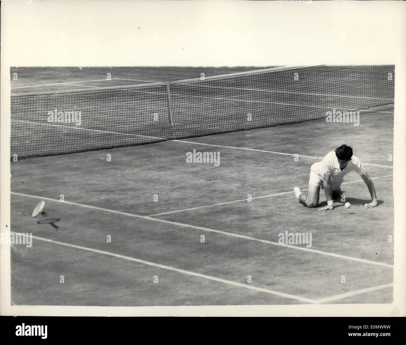 7. Juli 1956 - Finale der Männer Singles zwischen Ken Rosewall und Lew Hoad in Wimbledon. Foto zeigt Ken Rosewall rutscht und seine Schläger fliegt aus der Hand, als er versucht, eine Rückkehr Schuss von Lew Hoad erreichen. Stockfoto