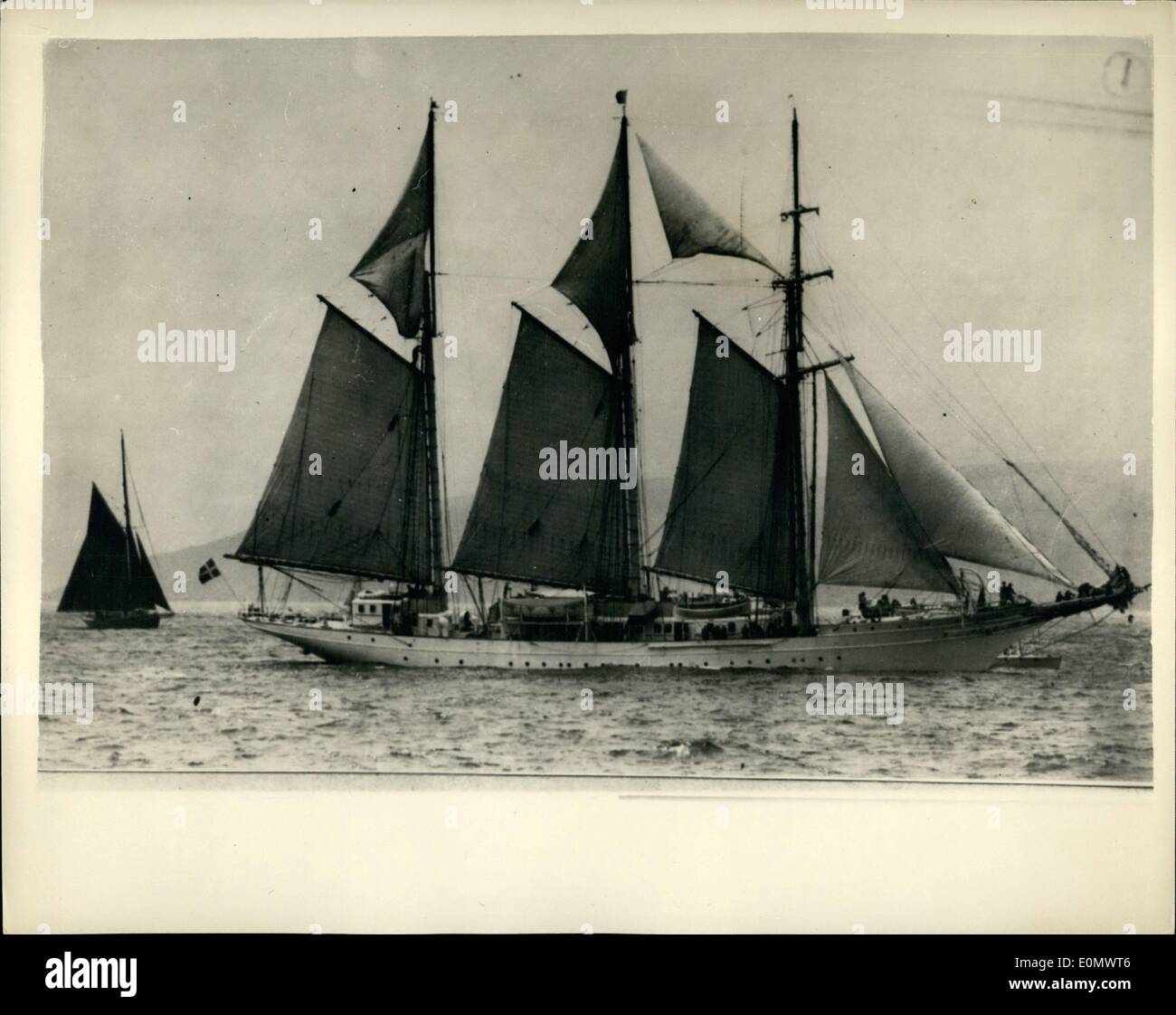 7. Juli 1956 - der Start von The International Sail-Training Schiff Rennen nach Lissabon: Zweiundzwanzig Segel-Training Schiffe nahmen im Ocean Race von Torbay nach Lissabon heute. Foto zeigt die schwedische Flying Clipper ihren Weg zum Meer kurz nach dem Start des Rennens in Torbay heute macht. Stockfoto