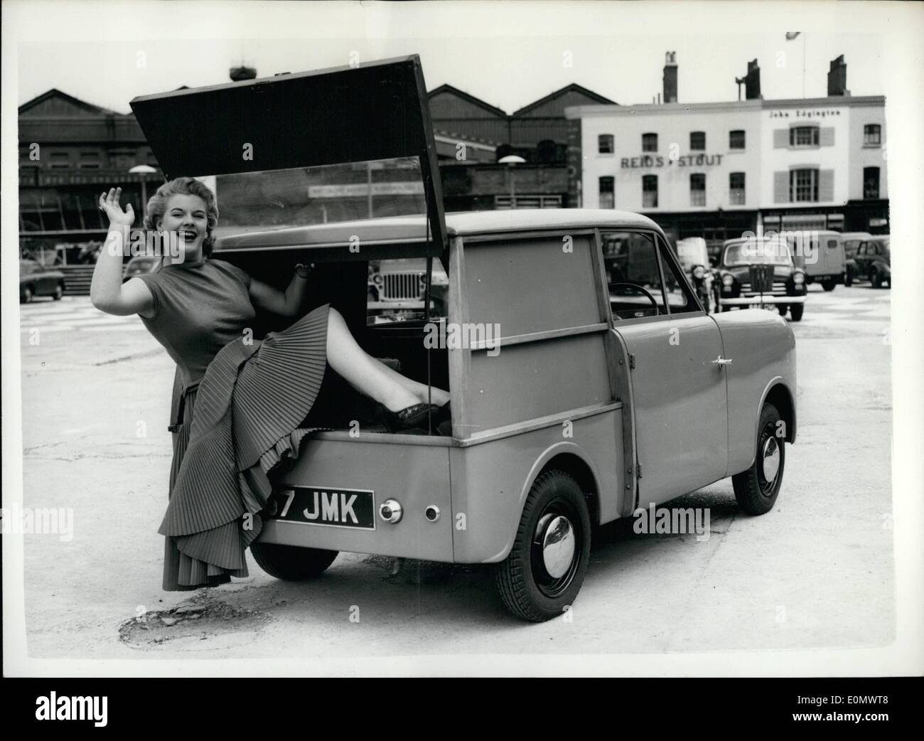 7. Juli 1956 - neue britische vierrädrigen Runabout Kleinwagen zu sehen. Behauptet, das kleinste und billigste Auto auf dem Lande - war die neue britische vierrädrigen Runabout '' Astra'' - in South Bank zu sehen. Gebaut von der Firma Astra Auto Hampton Hill, Middlesex, wird es zu £347 (inc.tax) zu verkaufen... Es hat einen montierten luftgekühlten Heckmotor, rundum Einzelradaufhängung - und 60 m.p.g., mit einer Höchstgeschwindigkeit von 55 mph. Keystone-Fotoshows: - Susan Flynn nimmt Platz in der sehr großen Kofferraum des Kleinwagens - in South Bank. Stockfoto