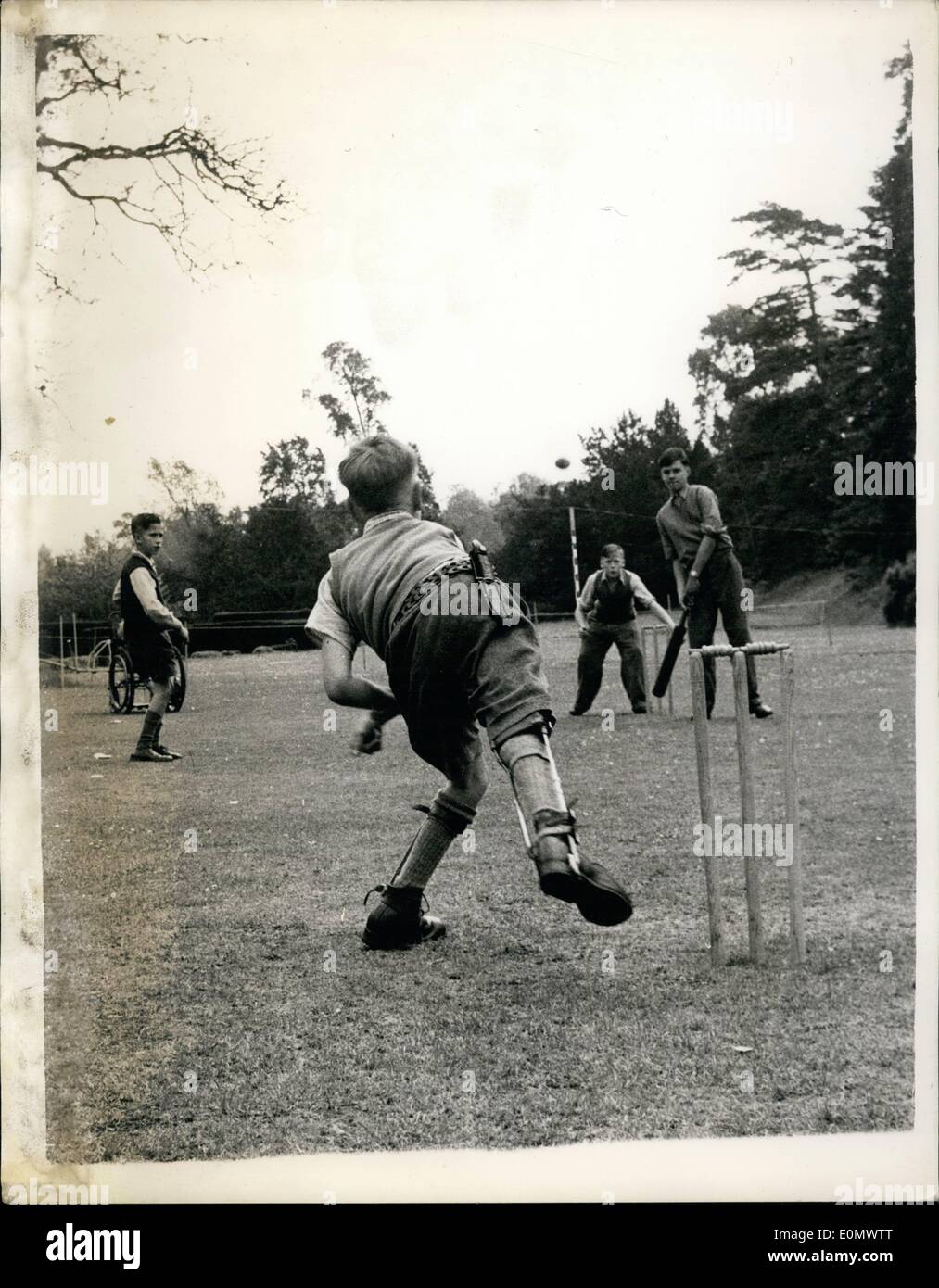 7. Juli 1956 - Cricket - Rollstühle und Krücken.: jeder schönen Nachmittag die Rasen von Hinwick Hall, Betten, ring mit jungenhaften Stimme Cricket spielen. Das Klicken des Leders auf Weide, der Schrei des '' wie ist das '' sind typisch für die Schreie hörte auf Hunderten von Schule-Spielplätze und Freizeitanlagen. Aber näher sieht zeigt einen Unterschied Stockfoto