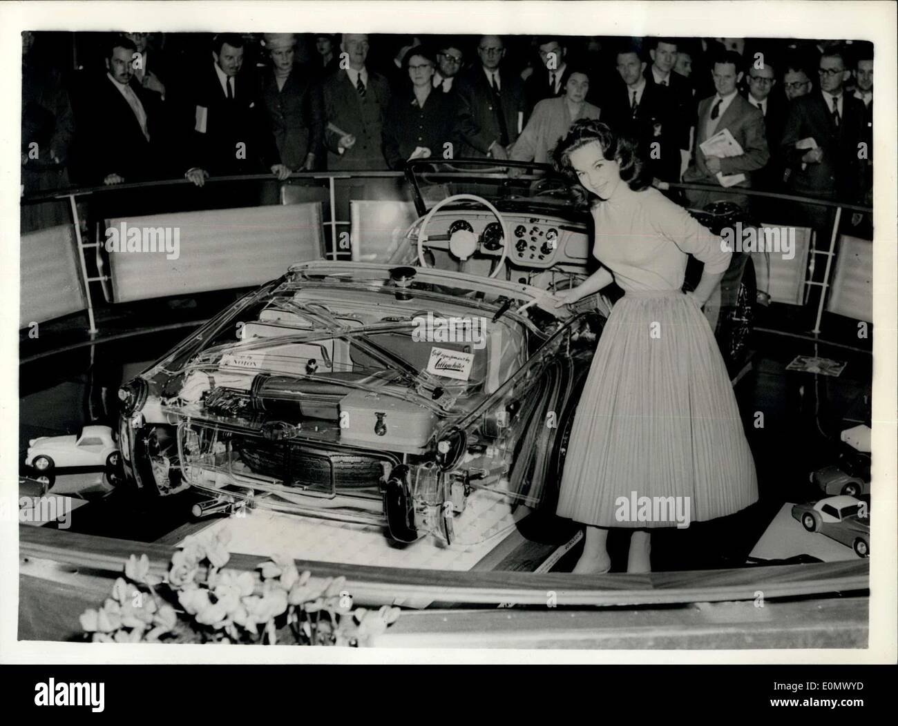 7. Oktober 1956 - neue Triumph T.R.3. auf dem Display im Earls Court. Sport Auto ausgestattet mit Scheibenbremsen.: Anziehungspunkt auf der Internationalen Automobilausstellung - eröffnet am Earls Court vom Ministerpräsidenten heute Morgen - ist die neue Triumph-T.R.3. Sportwagen - die jetzt mit dem viel gesprochen von Scheibenbremsen ausgestattet ist. Das Auto - die mit einem speziellen durchsichtigen Körper versehen ist - für die Anzeige zu bewundern ist schöne Modell, das Shirley Ann Felder. Stockfoto