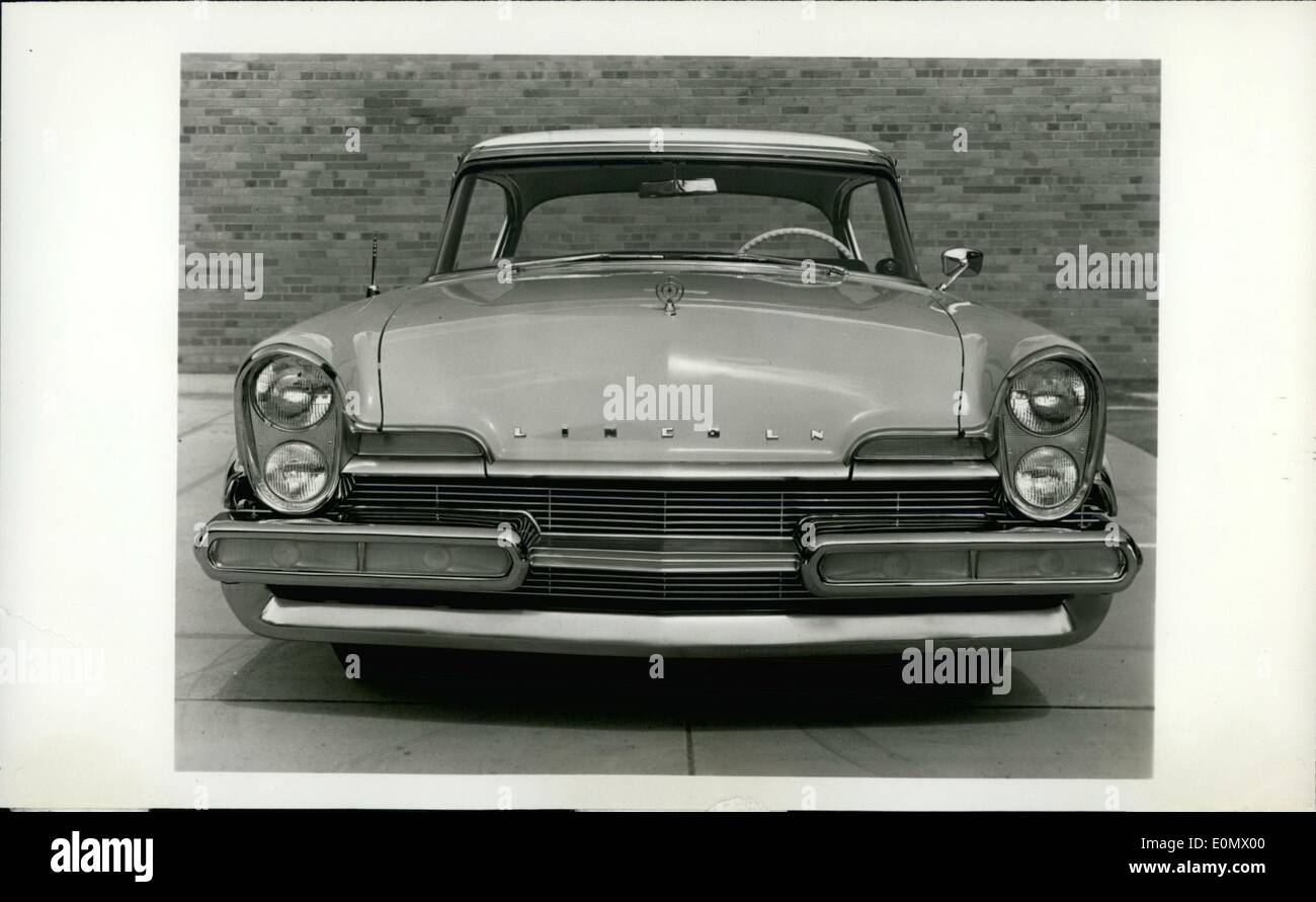 10. Oktober 1956 - sind Quarda-Lites das prominente Styling Merkmal der neuen 1957 Linclon, erstes Auto in der Industrie, vier Straße Leuchten vertikale paarweise zu beschäftigen. Neu sind auch größere Standlicht und Richtungs-Signale, rundum-Stoßstange, Kühlergrill und Lincoln Sterne Kühlerfigur. Lincoln bietet eine neue viertürige Hardtop, neue verborgen-Säule Limousine, Hardtop-Coupé und Cabrio in seiner erweiterten Linie der sieben Modelle. Sie erscheint am Dienstag, den 16. Oktober in Händler Showrooms. Stockfoto