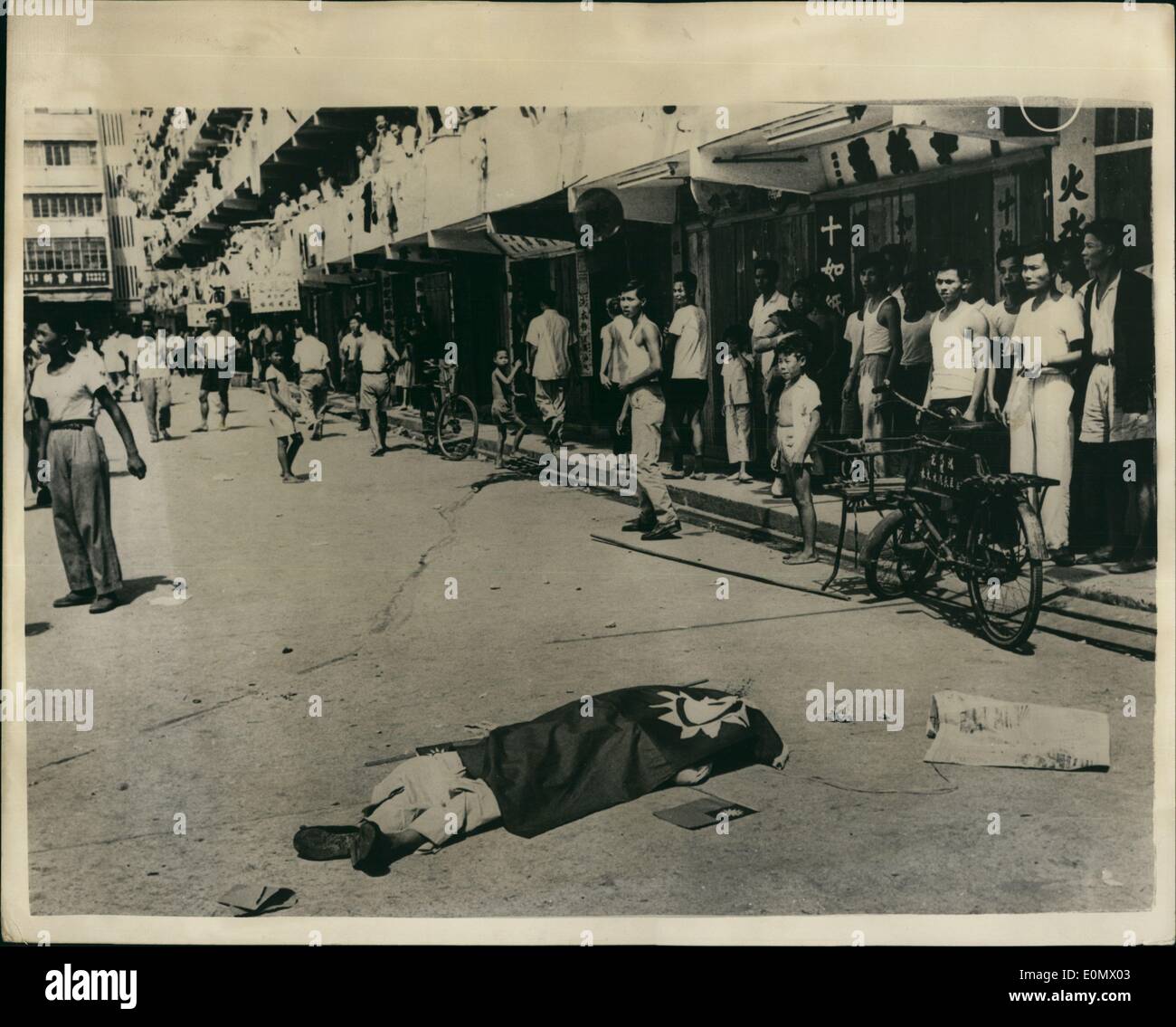 10. Okt. 1956 - Chinesische Nationalisten Riot In Hong Kong. Opfer auf der Straße: Foto zeigt ein chinesisches Opfer liegt auf der Straße, die mit einer nationalistischen "Freien China"-Flagge gehüllt ist - während der Unruhen der Chinesischen Nationalisten, die kürzlich in den Straßen von Kowloon, Hongkong, schufen. Viele Menschen wurden getötet und Hunderte verletzt. Stockfoto