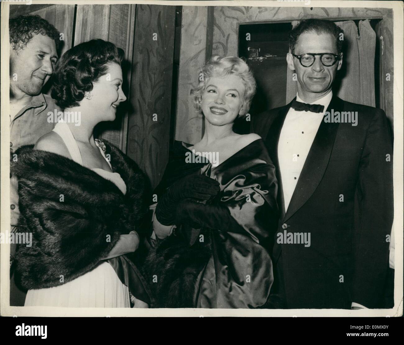 10 Oktober 1956 Marilyn Monroe Besucht Mannes Spielen Foto Zeigt Marilyn Monroe Und Ehemann Arthur Miller Fur Eine Leistung Von Dessen Ankunft Spielen Einen Blick Von Der Brucke Letzter Abend