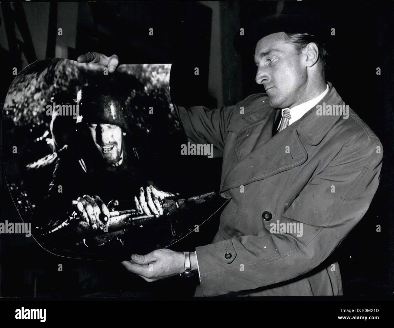 10. Oktober 1956 - der unbekannte Soldat... Bildschirm-Sterne Ake Lindmann aus Helsinki war Ankunft am Flughafen Düsseldorf für die deutsche Premiere des finnischen Films "Unbekannten Soldaten" in der Bundesrepublik Deutschland. Stockfoto