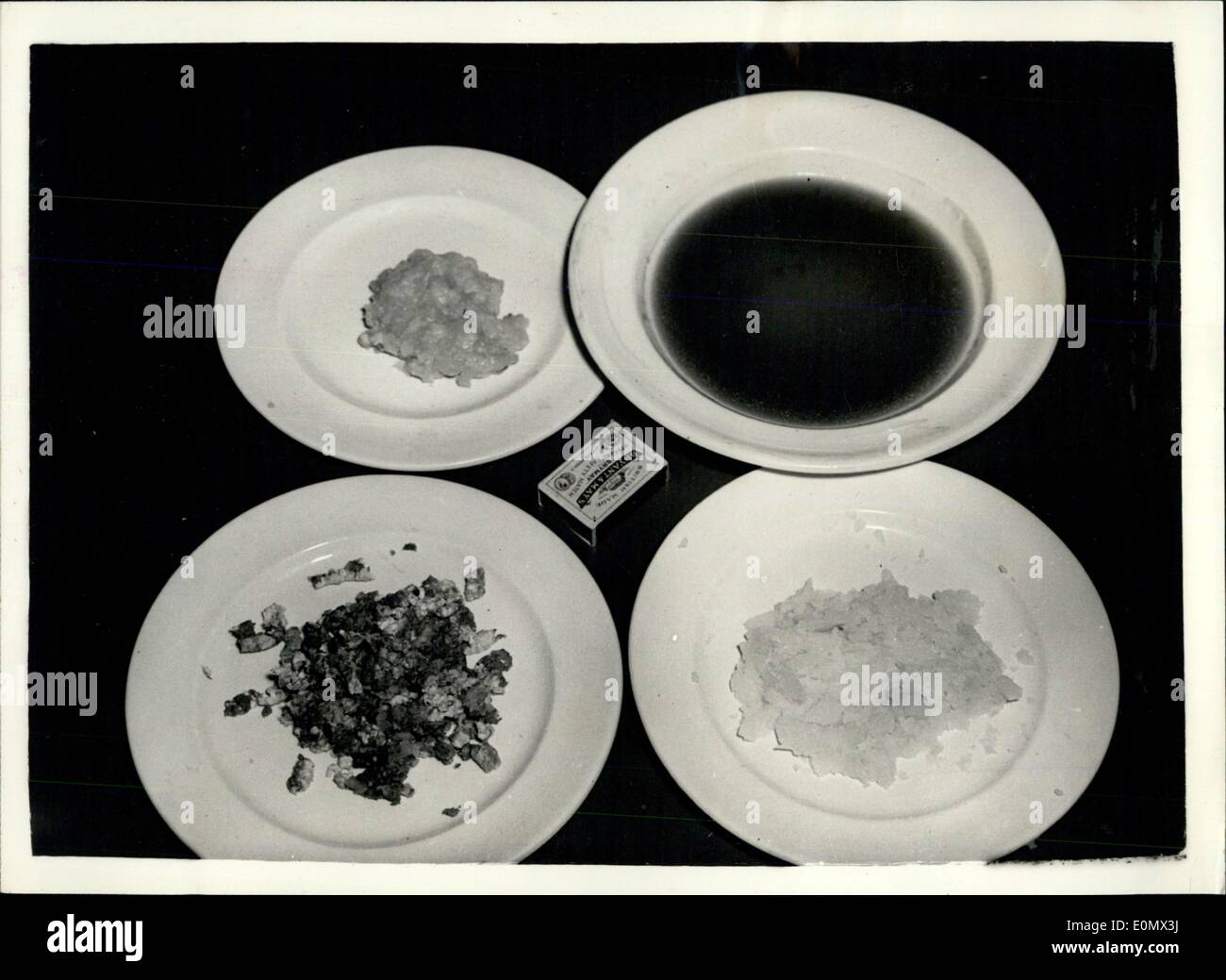 17. Juli 1956 - eine Mahlzeit in einer Streichholzschachtel durch Wissenschaftler der Regierung gemacht: synthetische Nahrungsmittel, als leckere und mehr nahrhaft als die reale Sache, aber dennoch so kompakt, dass ein drei-Gänge-Menü in einer Streichholzschachtel geht wurden erzielt höchste Geheimhaltung durch Wissenschaftler der Regierung. Die Forschungsarbeit wurde auf das Ministerium für Landwirtschaft Lebensmittel Forschungsstation an Aberdeen, unter der Leitung von Dr. J.M. Hay getan. Er und seine Wissenschaftler haben durch chemische Großindustrie Gruppen gesichert, und ihre Erfindung entwickelt wurde, auf Antrag des Ministeriums für Verteidigung Stockfoto