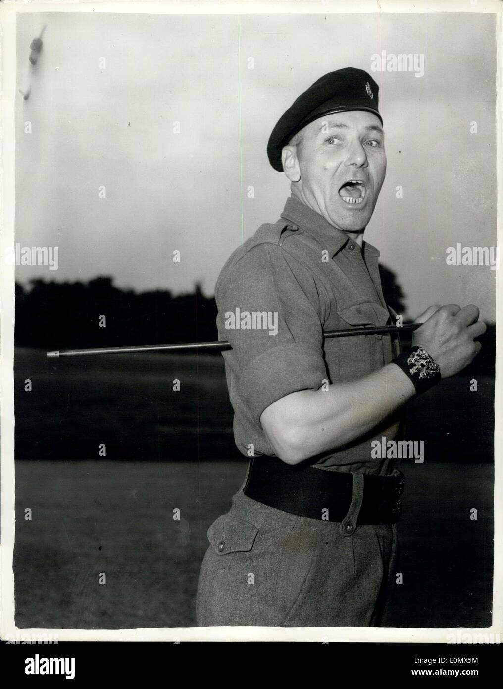 3. August 1956 - verlieben sich, es für Suez die Regimanetal Feldwebel auf der Parade: Abruf-Aufträge werden in den nächsten 36 Stunden für mehr als 25.000 Reservisten - meist Armee - Sir Anthony Eden Bekanntgabe in den Commons gestern eine königliche Proklamation in der Suez-Kanal-Notfall ausgehen. Foto zeigt Regimental Sergeant - Major Victor Gilbey sieht man auf der Parade in Warley Kasernen, Essex, gestern, wo er bekam 500 Soldaten der Oxfordshire und Buckinghamshire Light Infantry bereit sind, Saild für die Suez durch das Wochenende. Stockfoto