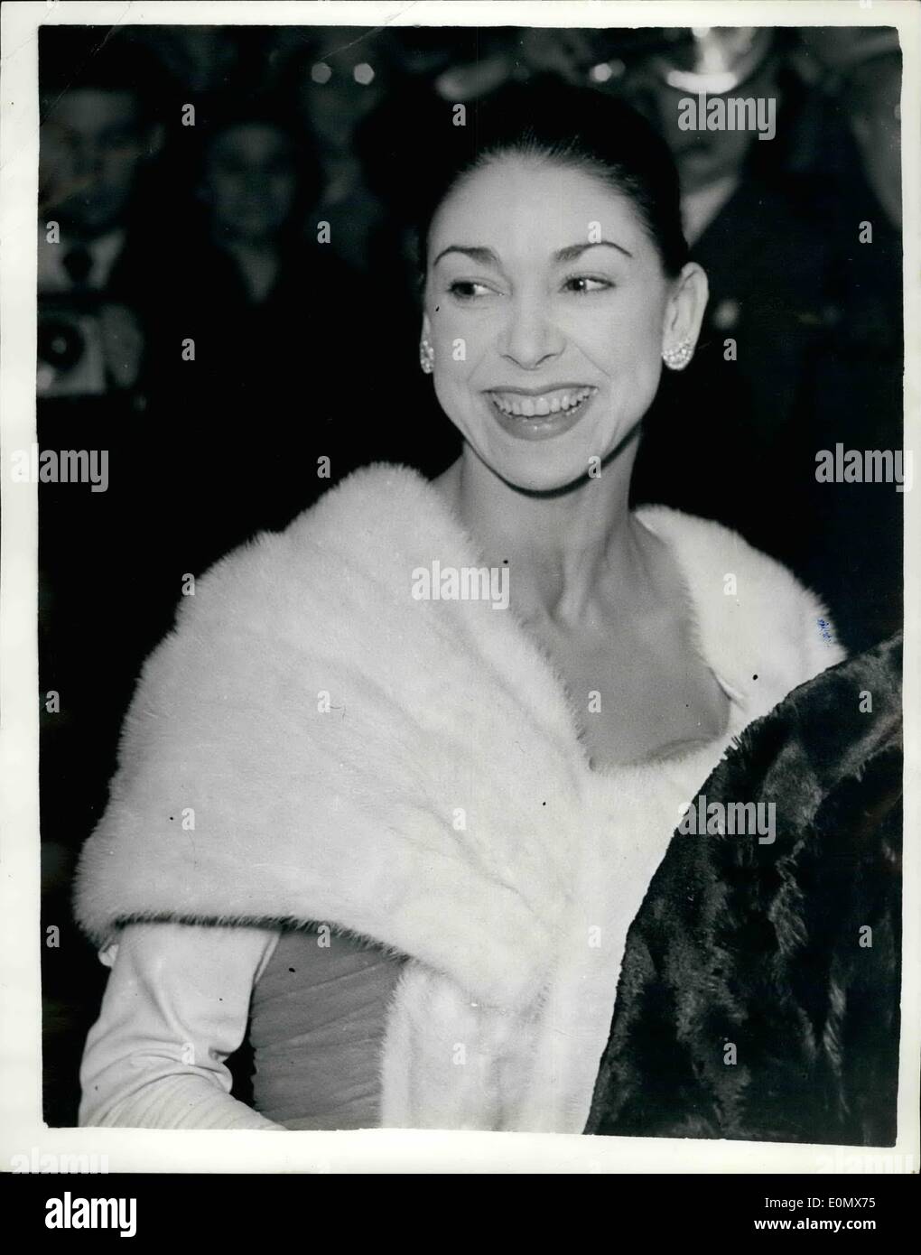 10. Oktober 1956 - Premiere von The Bolshoi Ballet am Covent Garden Opera House: Viele große Stars Ballett, Bühne und Bildschirm. die erste Nacht von der Bolschoi-Ballett "Romeo und Julia '' am Covent Garden Opera House gestern Abend besucht. Es war ein großer Triumph für 46-Year-Old Ulanova, das Ballett Ballerina, ho einen zehnminütigen Applaus am Ende der Öffnung Leistung erhalten. Phoot zeigt britische Ballerina Margot Fonteyn kommt se das große Ulanova Ion das Bolschoi-Ballett Öffnung Leistung. Stockfoto