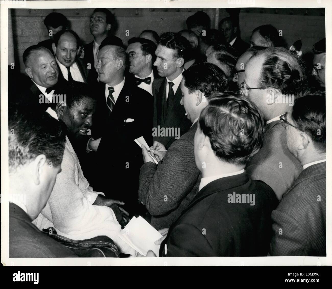 10. Oktober 1956 - Ezzaro Charles disqualifiziert für Betrieb in London Kampf: Marringay Arena London. Ezzard Charles der ehemaligen Welt Stockfoto