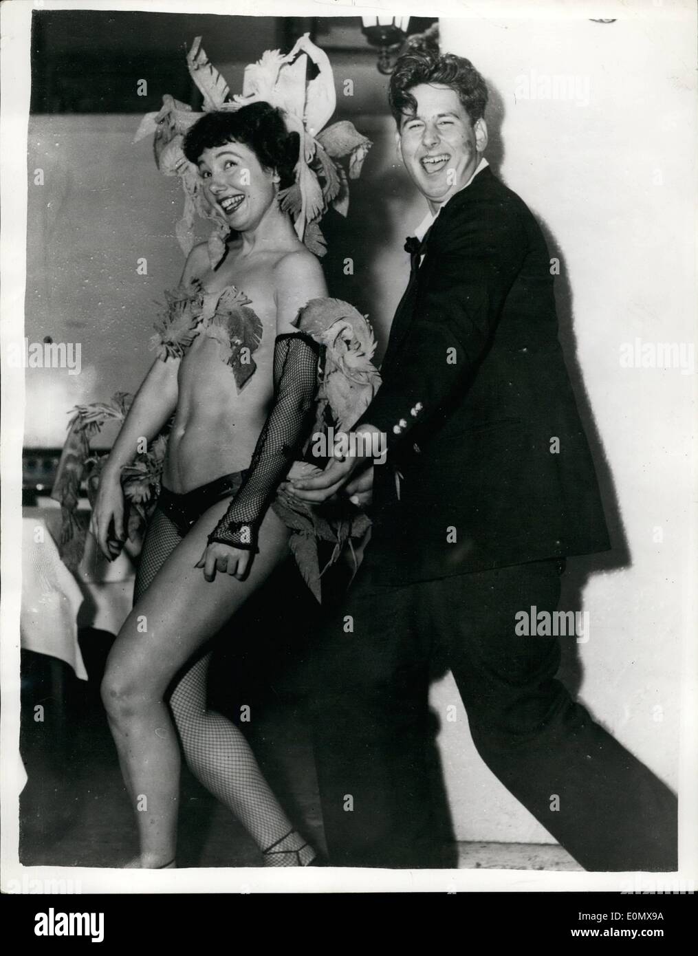 10. Oktober 1956 - Tony Moynihan Tänze mit Showgirld in Sydney, Australien-Diskothek. Tony Moynihan der Sohn und Erbe Lord Moynihan gesehen, wie er mit Showgirl Monica Scott an Sydney, Australien Nachtclub tanzt. Tony ging nach Australien, um den Zorn seines Vaters, nach einer sehr hektischen Flucht Ã ¢ â '¬Ëœparty' am Ende einer Westen flach. JSS/Keystone Stockfoto