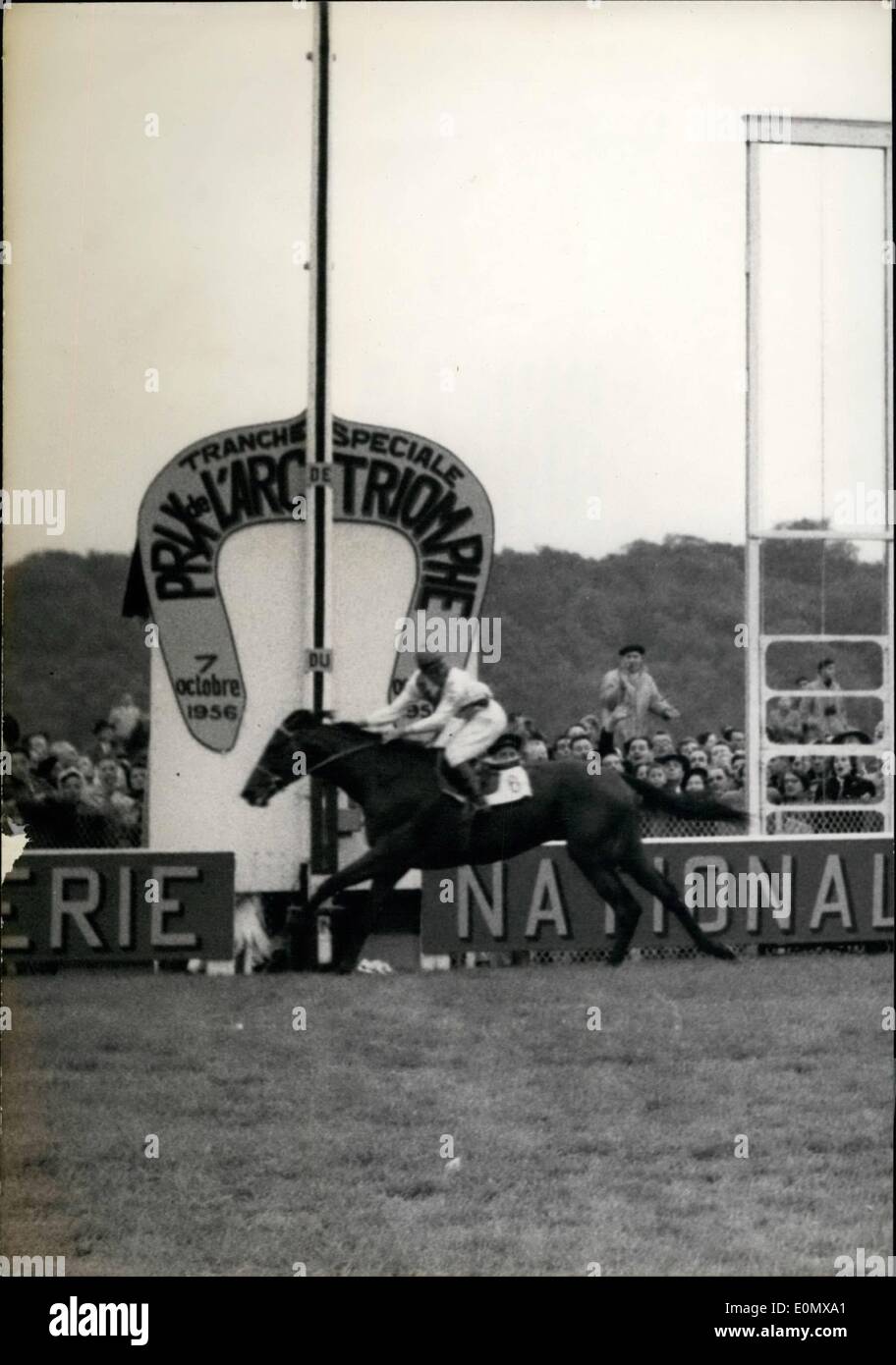 10. Oktober 1956 - italienische Pferd Ribot gewinnt Prix De l ' Arc De Triomphe zum zweiten Mal: die italienische Pferd Ribot gewann zum zweiten Mal der Prix De l ' Arc De Triomphe, größte Herbst Rennveranstaltung, Longchamp, Paris, heute. Foto-Show Ribot am Ziel. Stockfoto