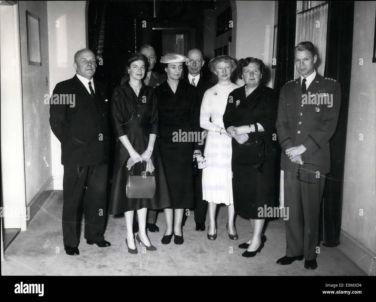 2. Februar 1957 - General Norstad C.i.c der einem sind. Norstad, heute wurden von der Königin im Palast Soestdijk H.M. Nach Ankunft am Palast v.l.n.r. Ir.C.Staff (Kriegsminister), Frau Norstad. General Hasselman(C.i.c. of the dutch army), Frau Hasselman Mr.v. Kleffens, Frau Staf. H.M der Königin und allgemeine Norstad. Stockfoto