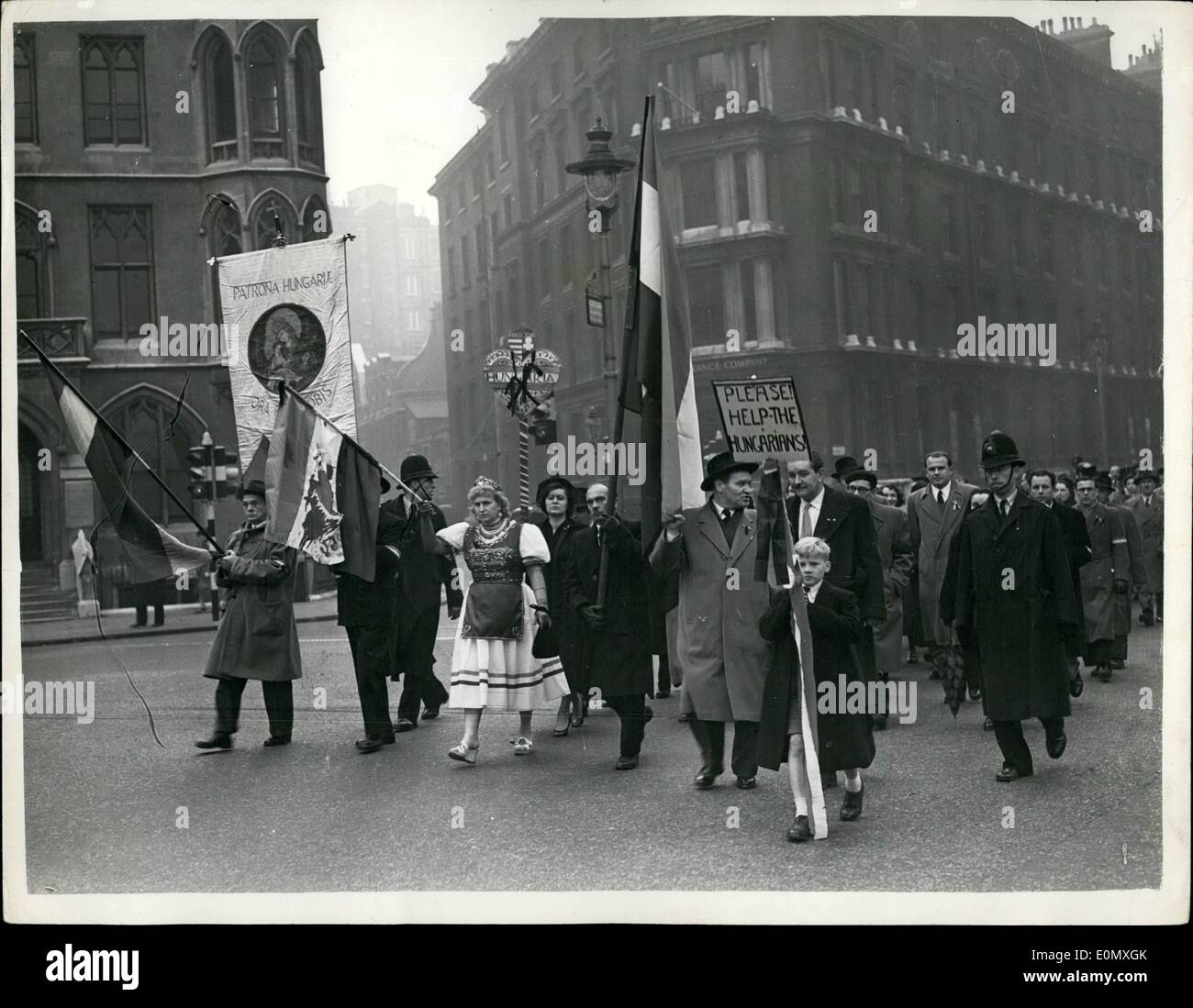 10. Oktober 1956 - '' helfen Ungarn '' Parade in den Straßen von London: Foto zeigt ungarische Staatsangehörige in London während ihrer '' helfen Ungarn '' parade in den Straßen von London gestern... Sie versuchen, erhalten Sie Hilfe für ihre Country-Folk - jetzt demonstrieren und Ausschreitungen in ihrer Heimat. Stockfoto