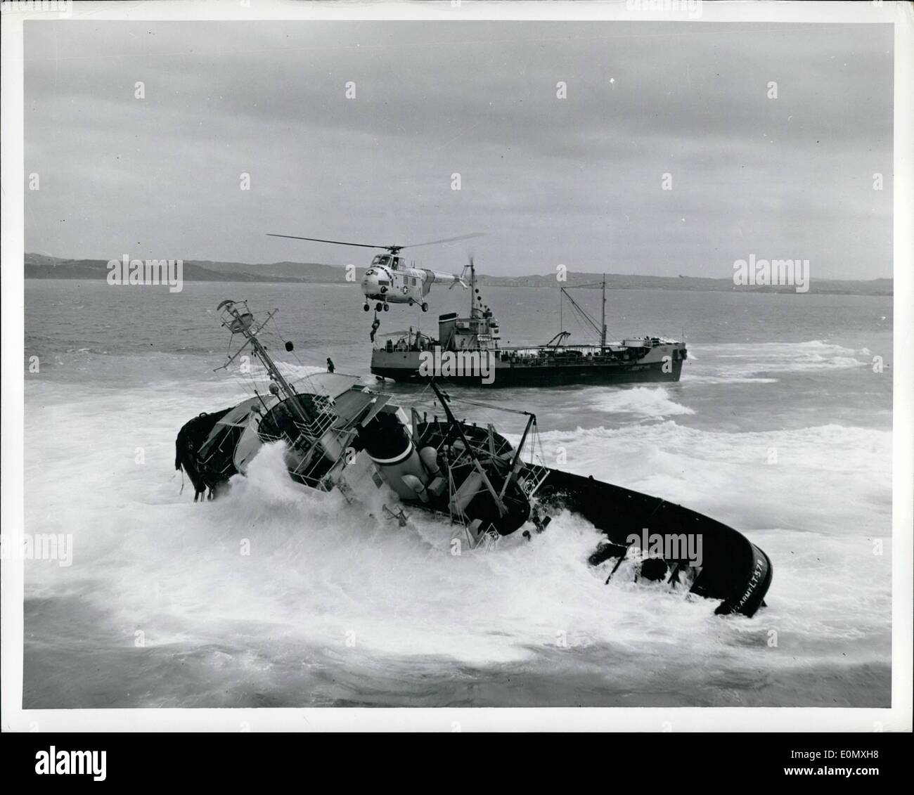 10. Oktober 1956 - unbegrenzte Vielseitigkeit (Militärhubschrauber): Air-Sea Rescue Operationen gehören die vielen Arbeitsplätze, die durch dieses vielseitige Flugzeug durchgeführt. Eine Luftwaffe Hubschrauber Hebezeuge ein Crew-Mitglied aus einem zerstört Army Tug geerdet auf ein Riff weniger als eine Meile vor der Küste von Okinawa. alle Crew-Mitglieder wurden aus der Schlepper evakuiert, nachdem hämmerte gezwungen Surf wasserdichte Türen geöffnet haben, Überschwemmungen das Schiff. Stockfoto