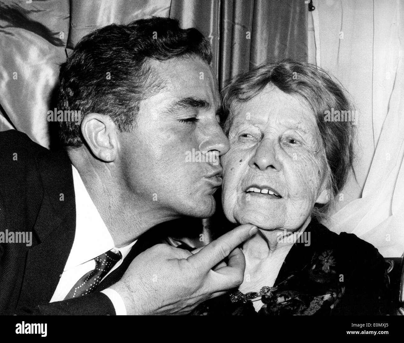 Schauspieler Dana Andrews küsst Margaret Murray Stockfoto