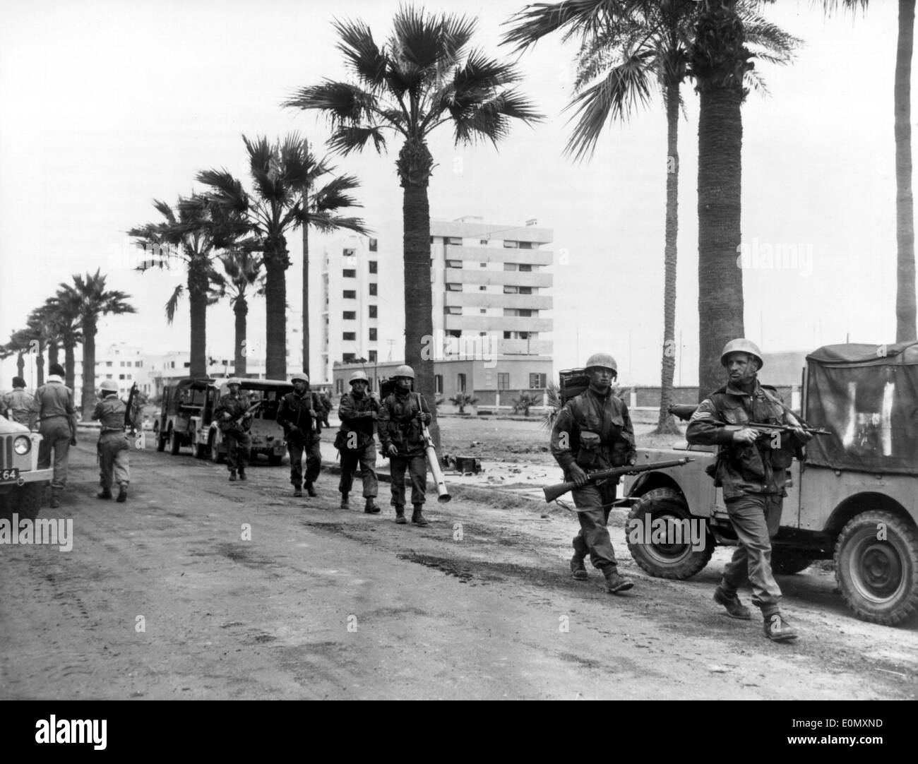 Britische Soldaten marschieren in Port Said während der Suez-Krise Stockfoto