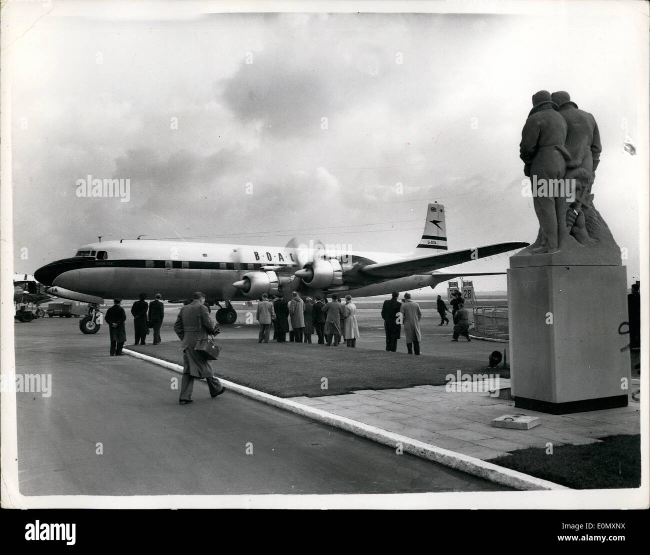 31. Oktober 1956 - kommt 31.10.56 B.O.A.C. erste Douglas D.C. 7 C-Verkehrsflugzeug. B.O.A.C. hat eine Bestellung 10 Douglas D.C. 7 C Flugzeuge für Dollar verdienen Nordatlantik-Dienste verwenden. Das erste Flugzeug der Flotte Unternehmen ist heute in London am Flughafen angekommen. Mit eine Reichweite von mehr als 5.000 Meilen werden dieses neue Flugzeug fliegen regelmäßig ohne Zwischenlandung in jeder Richtung zwischen London und New York. Keystone-Foto zeigt: Die Szene am Flughafen London heute nach der Ankunft des Flugzeugs D.C. 7-C. Stockfoto