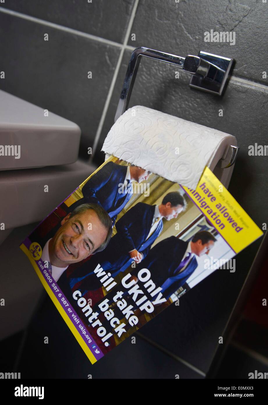 Die UKIP Wahl Broschüre durch eine Toilette Stockfoto