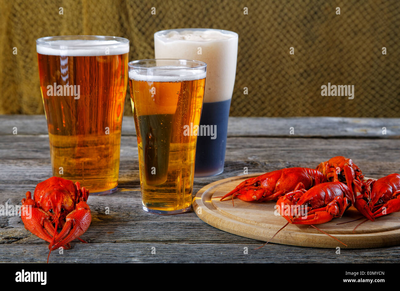 Leckere gekochte Krebse und Bier auf alten Tisch Stockfoto