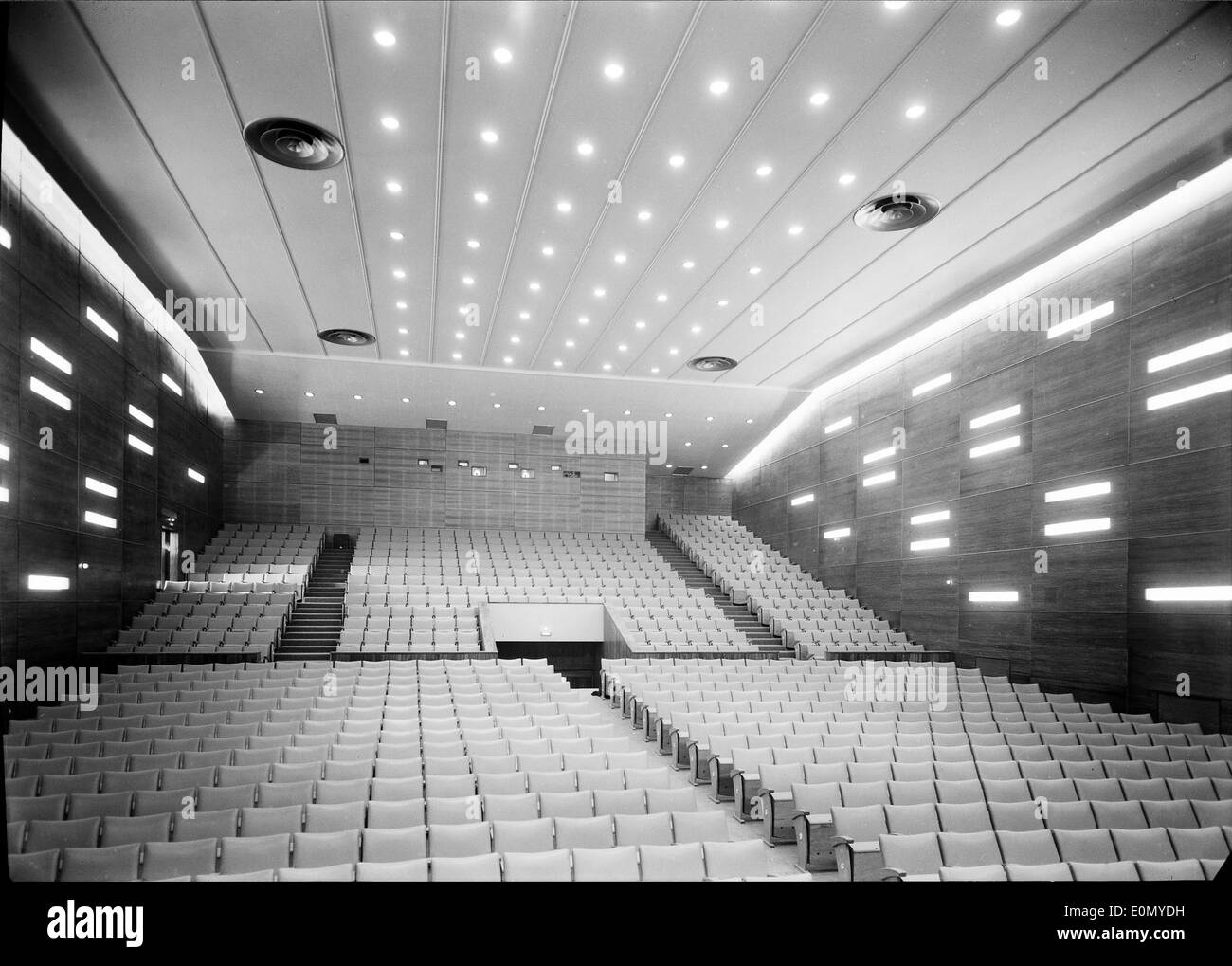 Das in den 1950er Jahren erbaute Kino Europa in Lissabon ist ein Beispiel für moderne Architektur der Mitte des Jahrhunderts mit klassischem Schwarz-weiß-Design und Sitzanordnungen. Stockfoto