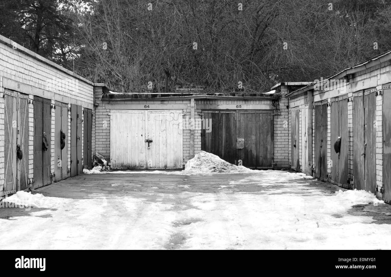 Bild von zahlreichen Garagentoren auf einem Wohnvorort Stockfoto