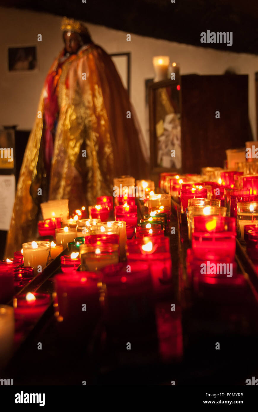 Votive Kerze in der Kirche von Saintes Maries De La Mer in der Camargue, Südfrankreich Stockfoto