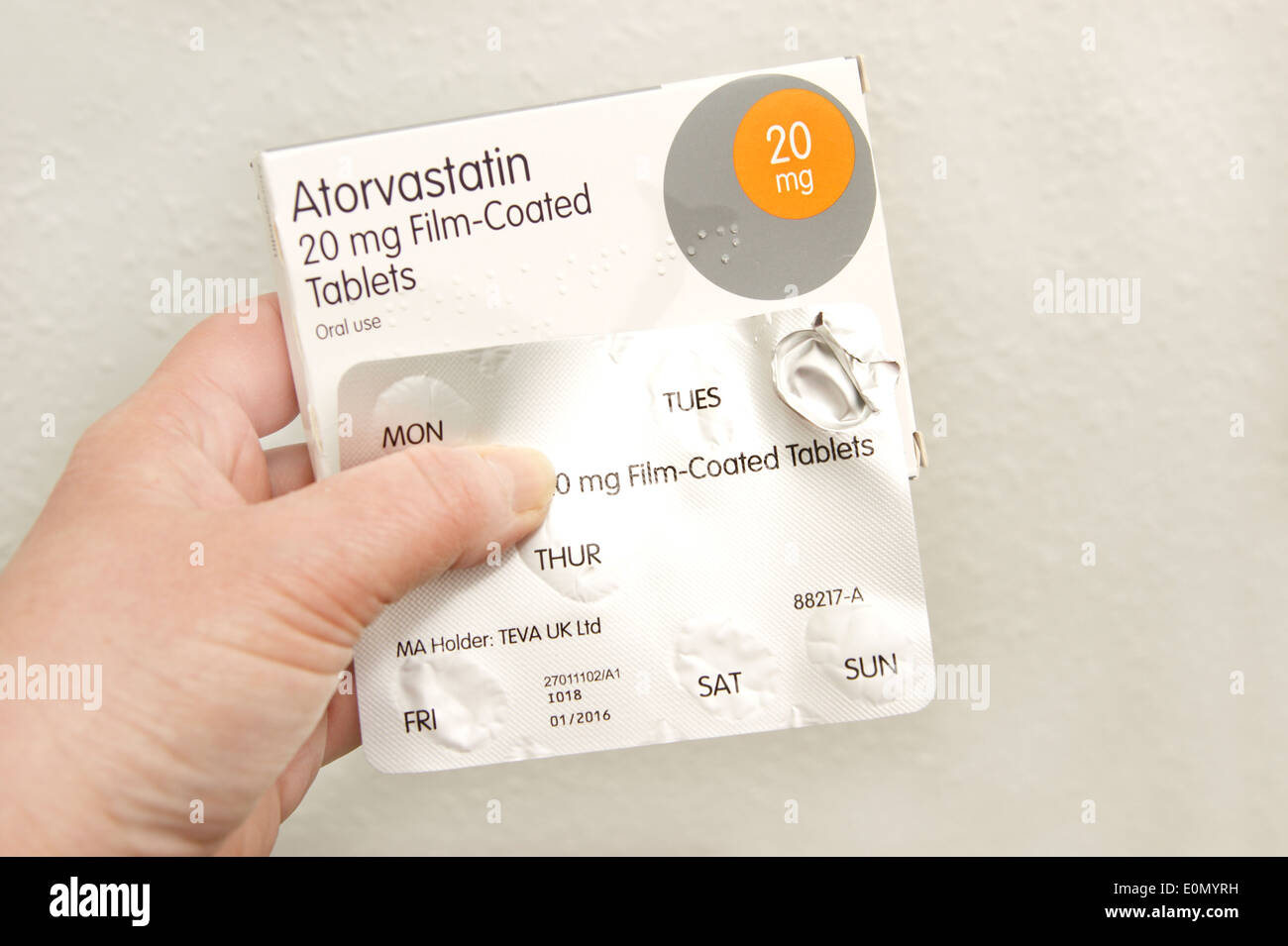 Frau hält eine Packung von Atorvastatin Tabletten (Statine) Stockfoto