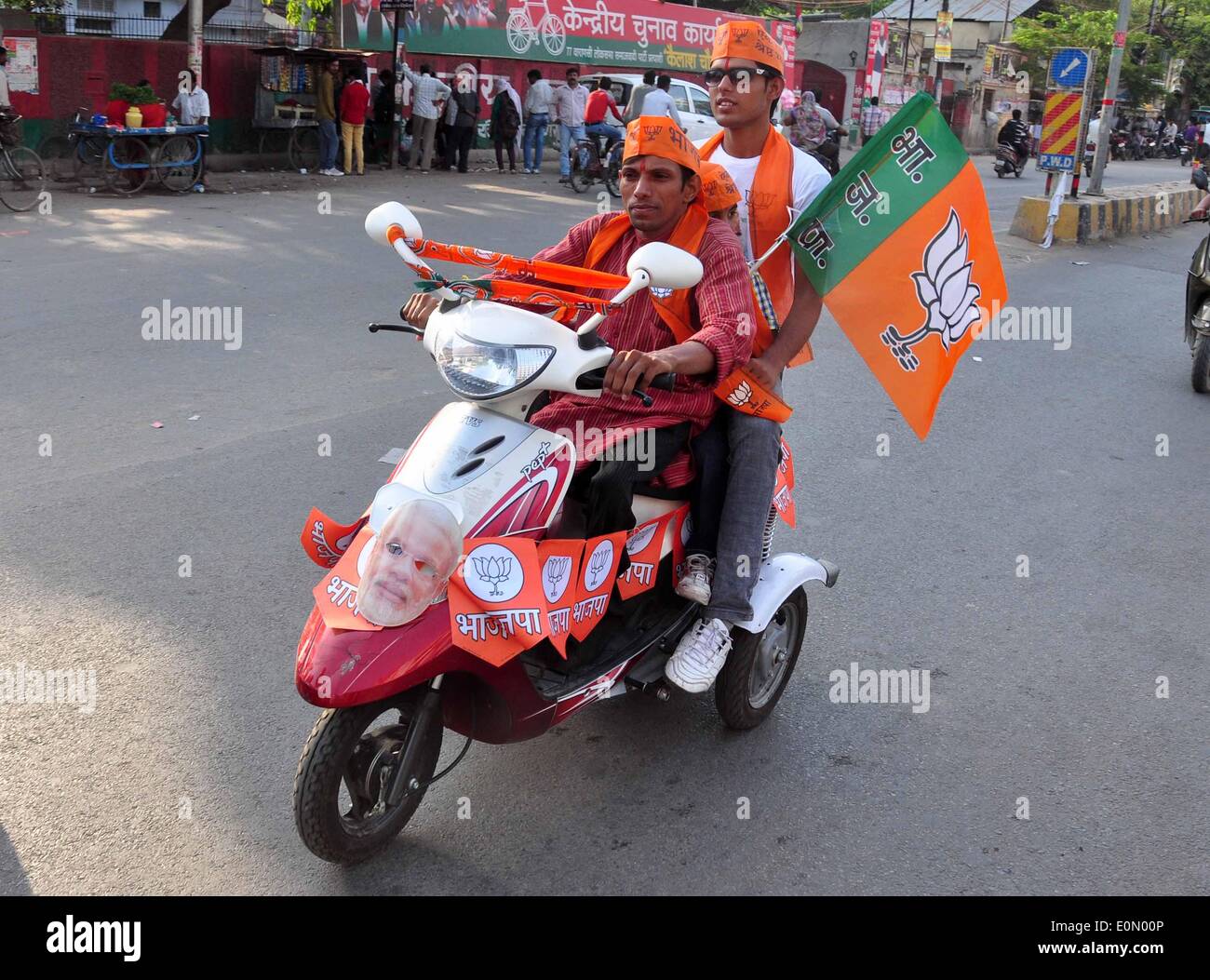 Varanasi, Indien. 16. Mai 2014. BJP feiert Loksabha führt in Varanasi. Hindu-Nationalisten erklärt eine neue Ära in der größten Demokratie der Welt 16 Mai nach Narendra Modi zu den größten Sieg in 30 Jahren versprechen, die Wirtschaft des Landes zu überholen angetrieben.  Bildnachweis: Prabhat Verma/PACIFIC PRESS/Alamy Live-Nachrichten Stockfoto