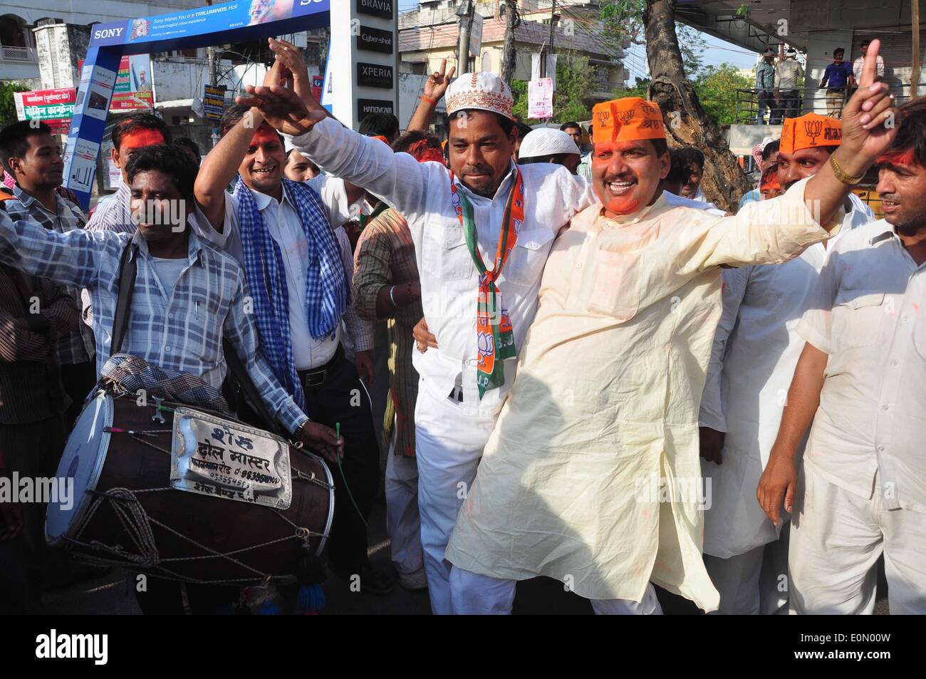 Varanasi, Indien. 16. Mai 2014. BJP Arbeiter Loksabha Ergebnisse zu feiern, wie Narendra Modi Varanasi Platz gewonnen. Hindu-Nationalisten erklärt eine neue Ära in der größten Demokratie der Welt 16 Mai nach Narendra Modi zu den größten Sieg in 30 Jahren versprechen, die Wirtschaft des Landes zu überholen angetrieben.  Bildnachweis: Prabhat Verma/PACIFIC PRESS/Alamy Live-Nachrichten Stockfoto