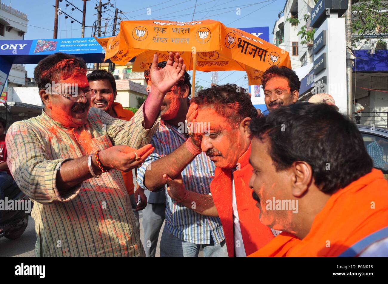 Varanasi, Indien. 16. Mai 2014. BJP Arbeiter feiern Loksabha Ergebnisse als Narendra Modi Varanasi Sitz in Varanasi gewonnen. Hindu-Nationalisten erklärt eine neue Ära in der größten Demokratie der Welt 16 Mai nach Narendra Modi zu den größten Sieg in 30 Jahren versprechen, die Wirtschaft des Landes zu überholen angetrieben.  Bildnachweis: Prabhat Verma/PACIFIC PRESS/Alamy Live-Nachrichten Stockfoto