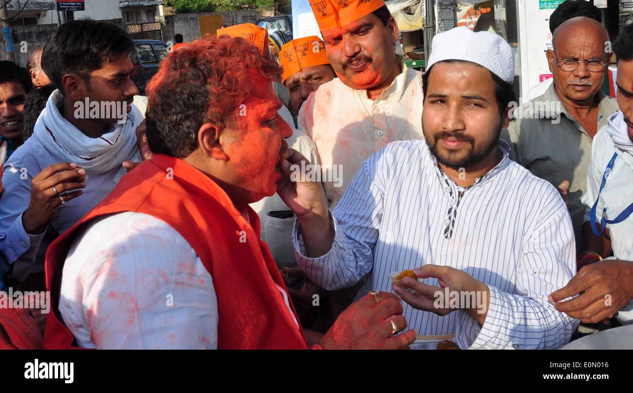 Varanasi, Indien. 16. Mai 2014. BJP Arbeiter mit Süßigkeiten miteinander wie sie Loksabha Ergebnisse zu feiern, wie Narendra Modi Varanasi Platz gewonnen. Hindu-Nationalisten erklärt eine neue Ära in der größten Demokratie der Welt 16 Mai nach Narendra Modi zu den größten Sieg in 30 Jahren versprechen, die Wirtschaft des Landes zu überholen angetrieben.  Bildnachweis: Prabhat Verma/PACIFIC PRESS/Alamy Live-Nachrichten Stockfoto