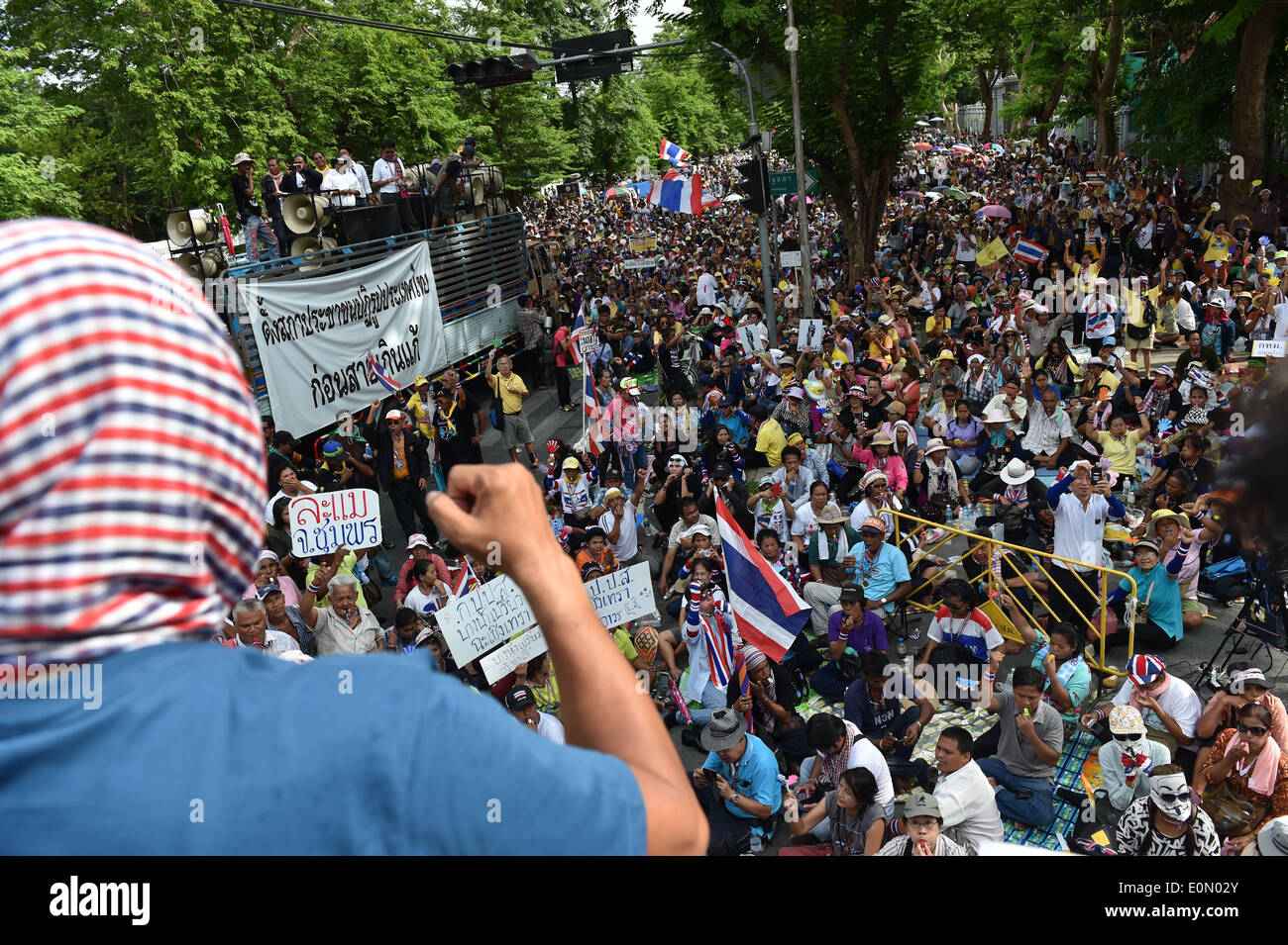 Bangkok, Thailand. 16. Mai 2014. Bei einer Kundgebung vor dem Parlamentsgebäude teilnehmen als Senatoren Debatte um Lösungen für politische Konflikt des Landes in Bangkok, Thailand, 16. Mai 2014 finden Thai Anti-Regierungs-Demonstranten. © Liu Sui Wai/Xinhua/Alamy Live-Nachrichten Stockfoto