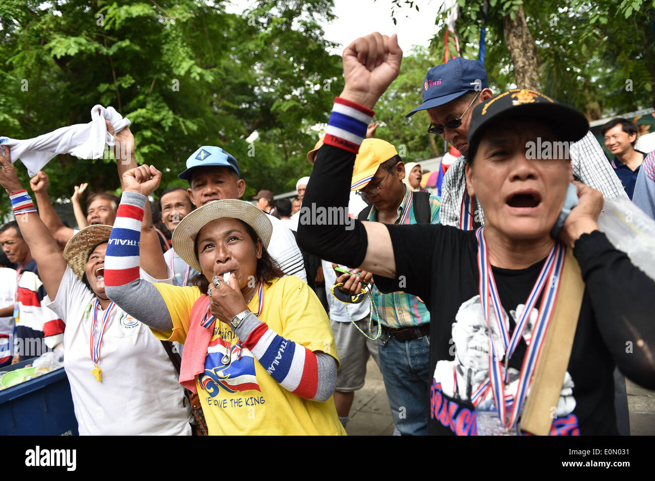 Bangkok, Thailand. 16. Mai 2014. Bei einer Kundgebung vor dem Parlamentsgebäude teilnehmen als Senatoren Debatte um Lösungen für politische Konflikt des Landes in Bangkok, Thailand, 16. Mai 2014 finden Thai Anti-Regierungs-Demonstranten. © Liu Sui Wai/Xinhua/Alamy Live-Nachrichten Stockfoto