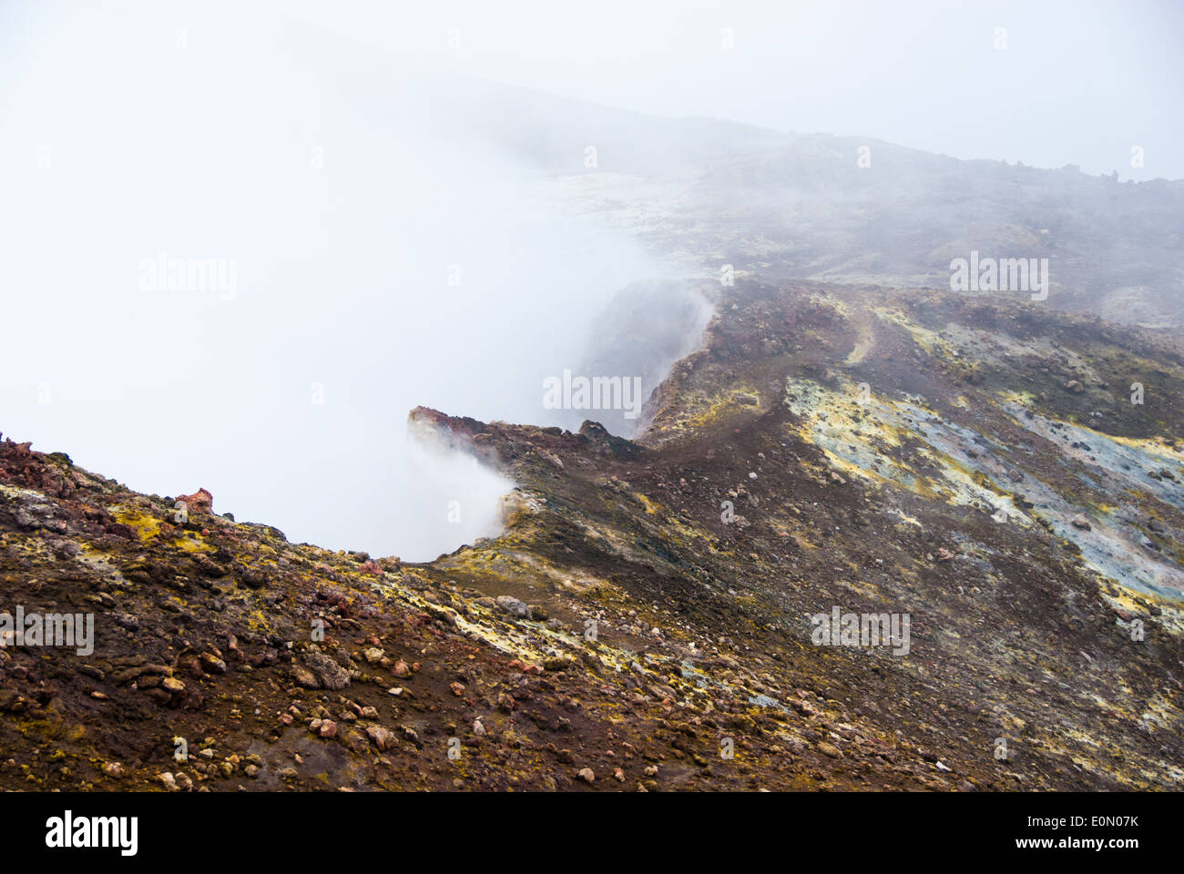 auf der Oberseite Vulkan Ätna, der Rock ist mit Schwefel bedeckt und wurden gelb, verbreitet giftige Gaswolke aus dem Krater Stockfoto