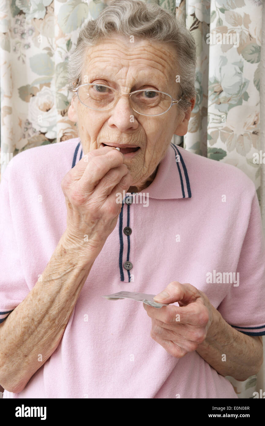 Ältere Frau, die Einnahme von Atorvastatin Tabletten (Statine) Stockfoto