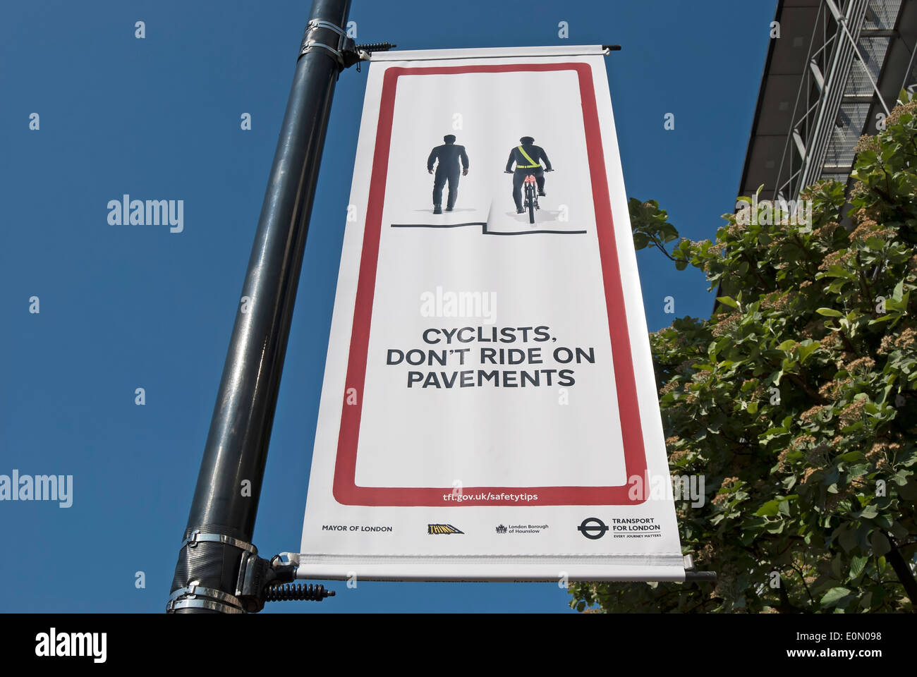 Banner Zeichen Achtung Radfahrer nicht zu fahren auf Bürgersteigen, in Hounslow, Middlesex, england Stockfoto