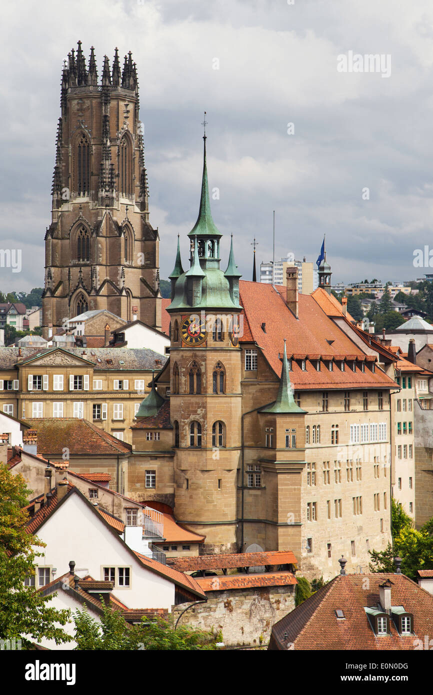 Kathedrale des Heiligen Nikolaus und Rathaus Freiburg, Schweiz. Stockfoto