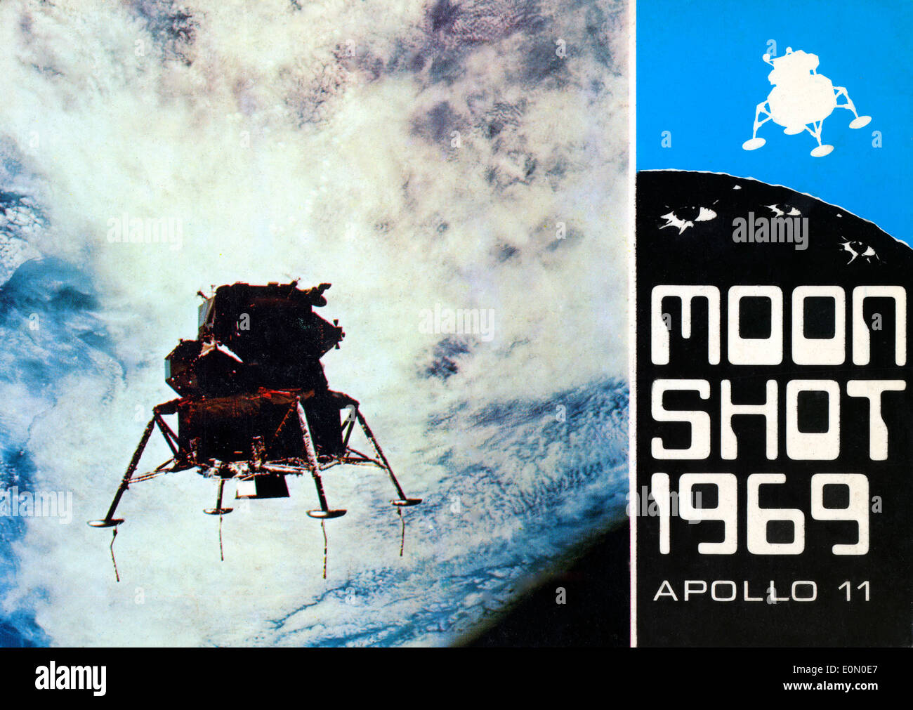 Vintage-Postkarte mit Blick auf den Planeten Erde und das Mondmodul Eagle Apollo 11 mit Text Moon shot 1969 US USA KATHY DEWITT Stockfoto
