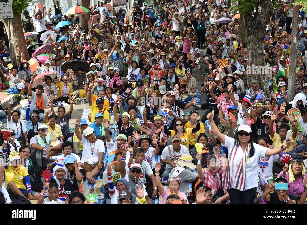 Bangkok, Thailand. 16. Mai 2014. Bei einer Kundgebung vor dem Parlamentsgebäude teilnehmen als Senatoren Debatte um Lösungen für politische Konflikt des Landes in Bangkok, Thailand, 16. Mai 2014 finden Thai Anti-Regierungs-Demonstranten. © Liu Sui Wai/Xinhua/Alamy Live-Nachrichten Stockfoto