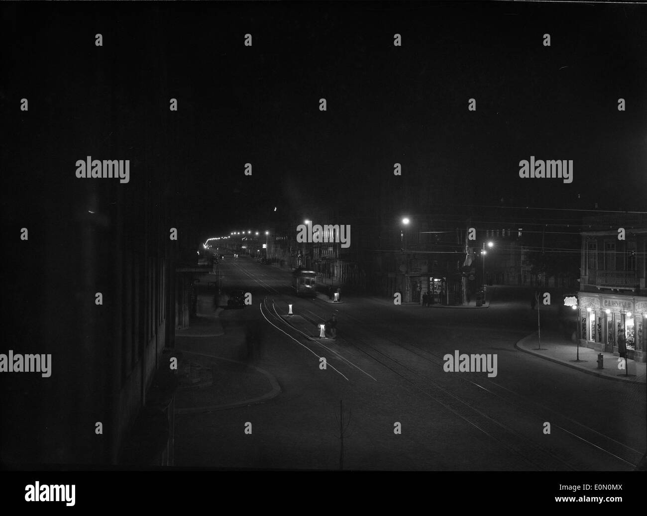 Die Avenida Almirante Reis ist eine der wichtigsten Straßen Lissabons und verbindet wichtige Stadtteile. Es ist gesäumt von Geschäften, Restaurants und Wohngebäuden, die als bedeutende Route in der Stadt dienen. Stockfoto