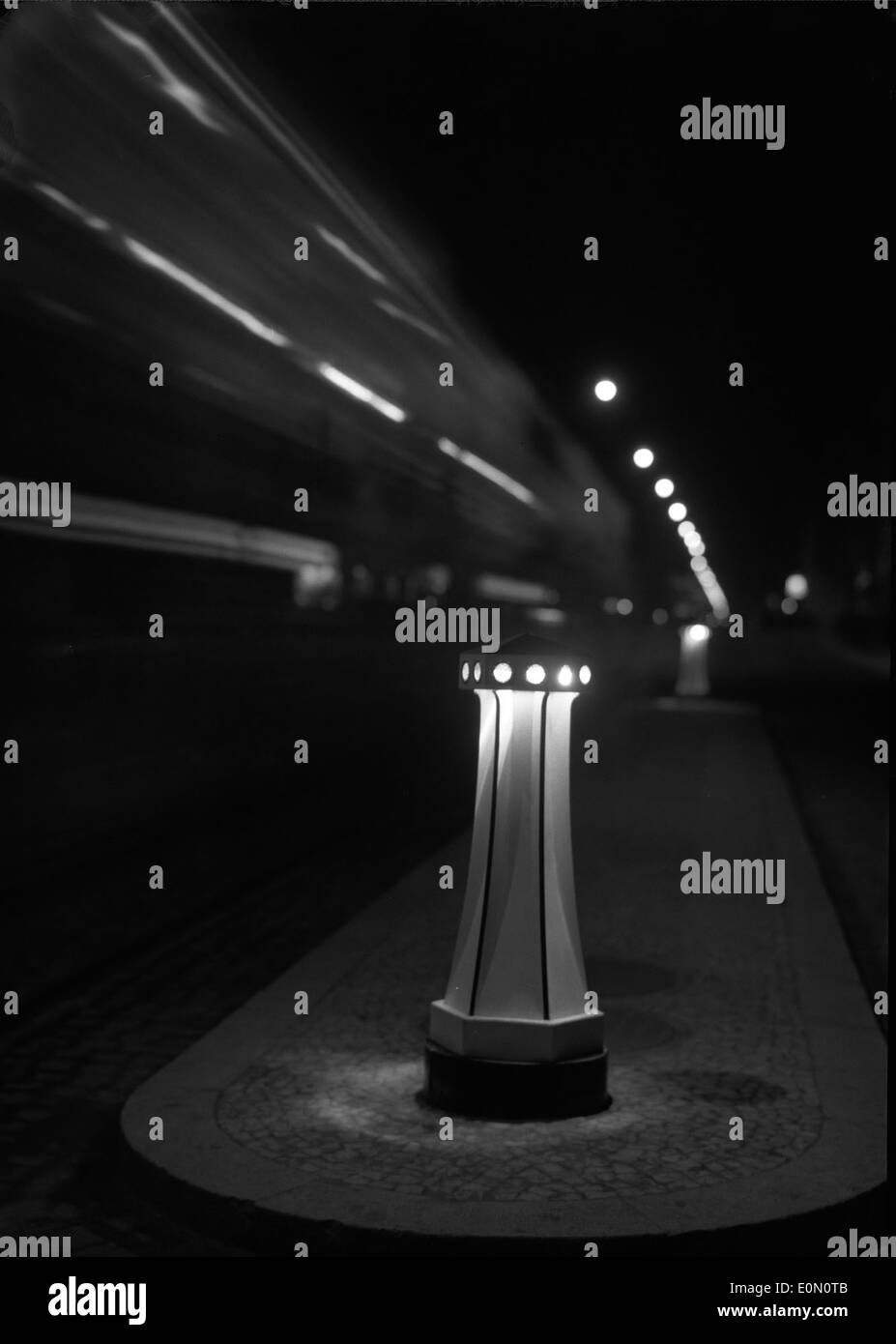 Die Avenida Almirante Reis in Lissabon, die von Mário Novais erobert wurde, zeigt eine der Hauptverkehrsstraßen der Stadt und betont das städtische Design, den Verkehrsfluss und die Architektur der Gebäude entlang der Allee. Stockfoto