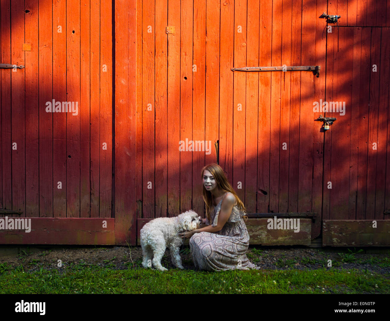 Teenager-Mädchen und ihr Hund Stockfoto