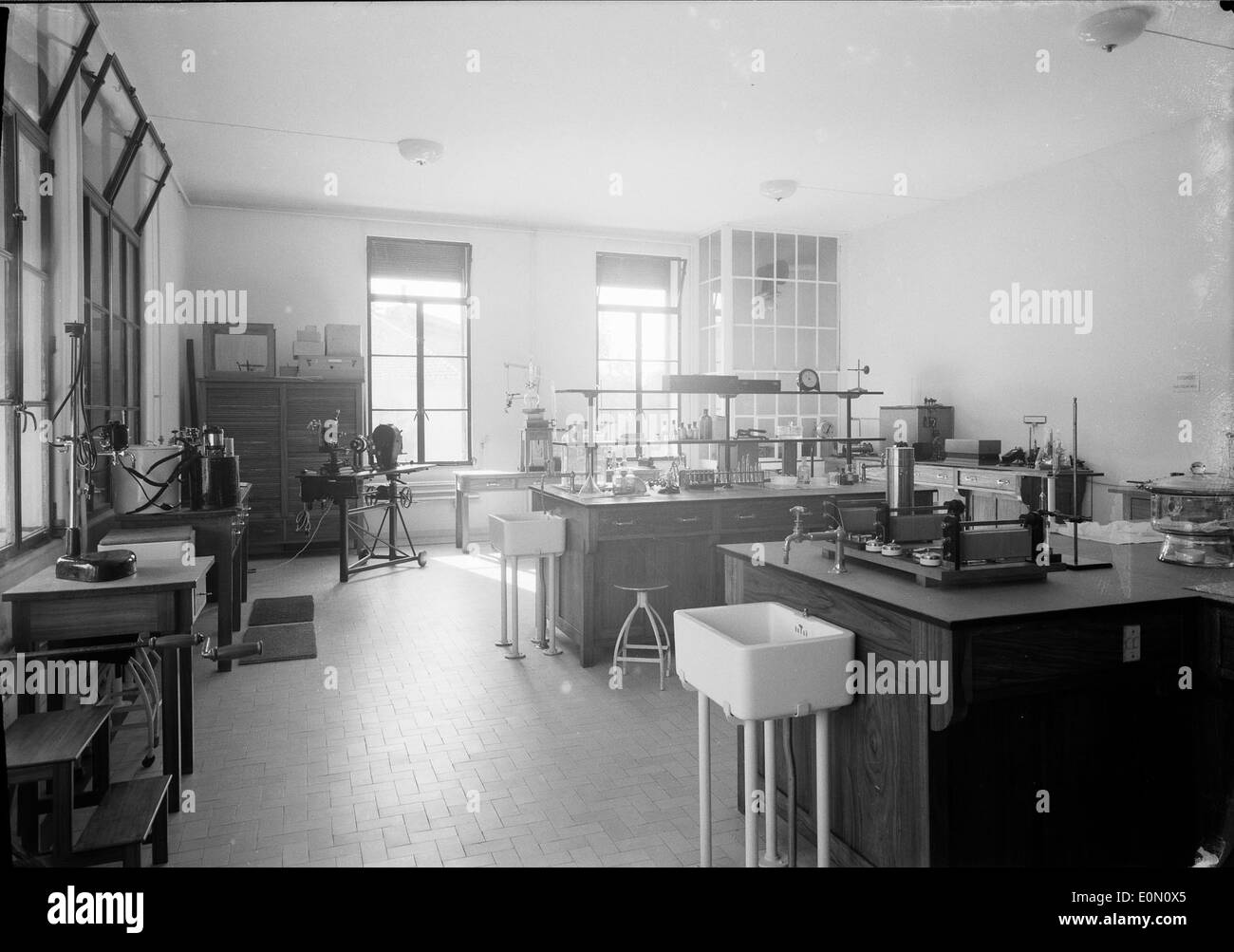Das Instituto Português de Oncologia (portugiesisches Institut für Onkologie) in Lissabon ist eine führende medizinische Einrichtung in Portugal. Das Foto von Mário Novais unterstreicht die moderne Architektur des Gebäudes, das eine Schlüsselrolle bei der Krebsbehandlung und -Forschung des Landes spielt. Stockfoto
