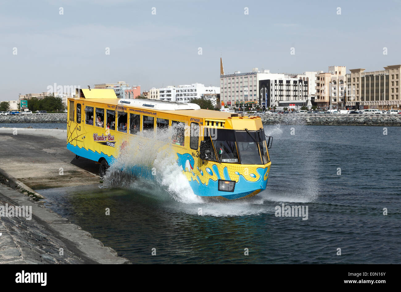 Stadtrundfahrt mit dem Wonderbus am Dubai Creek, Vereinigte Arabische Emirate Stockfoto