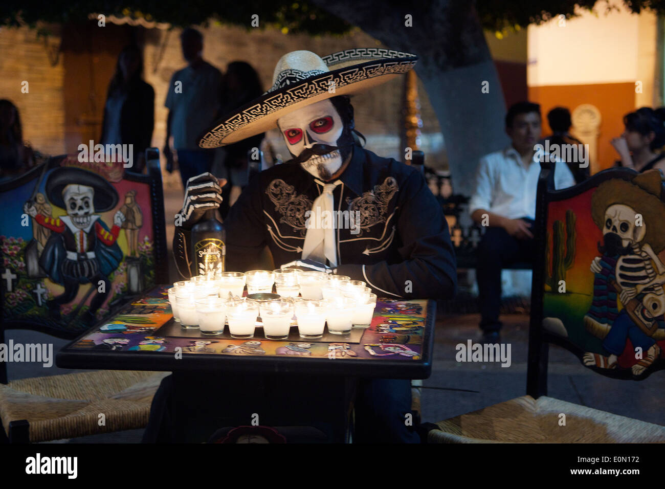 Mann verkleidet als Tag der das Tote Skelett bei Nacht Guanajuato Mexiko Stockfoto