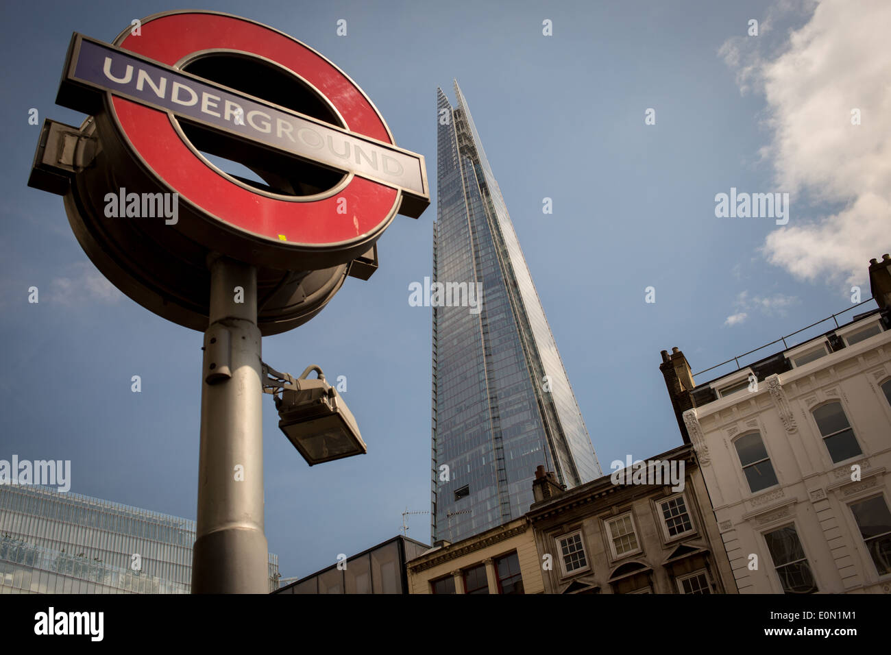 Modernes Gebäude in London, bekannt als "The Shard" von London Bridge u-Bahnstation Zeichen gesehen Stockfoto