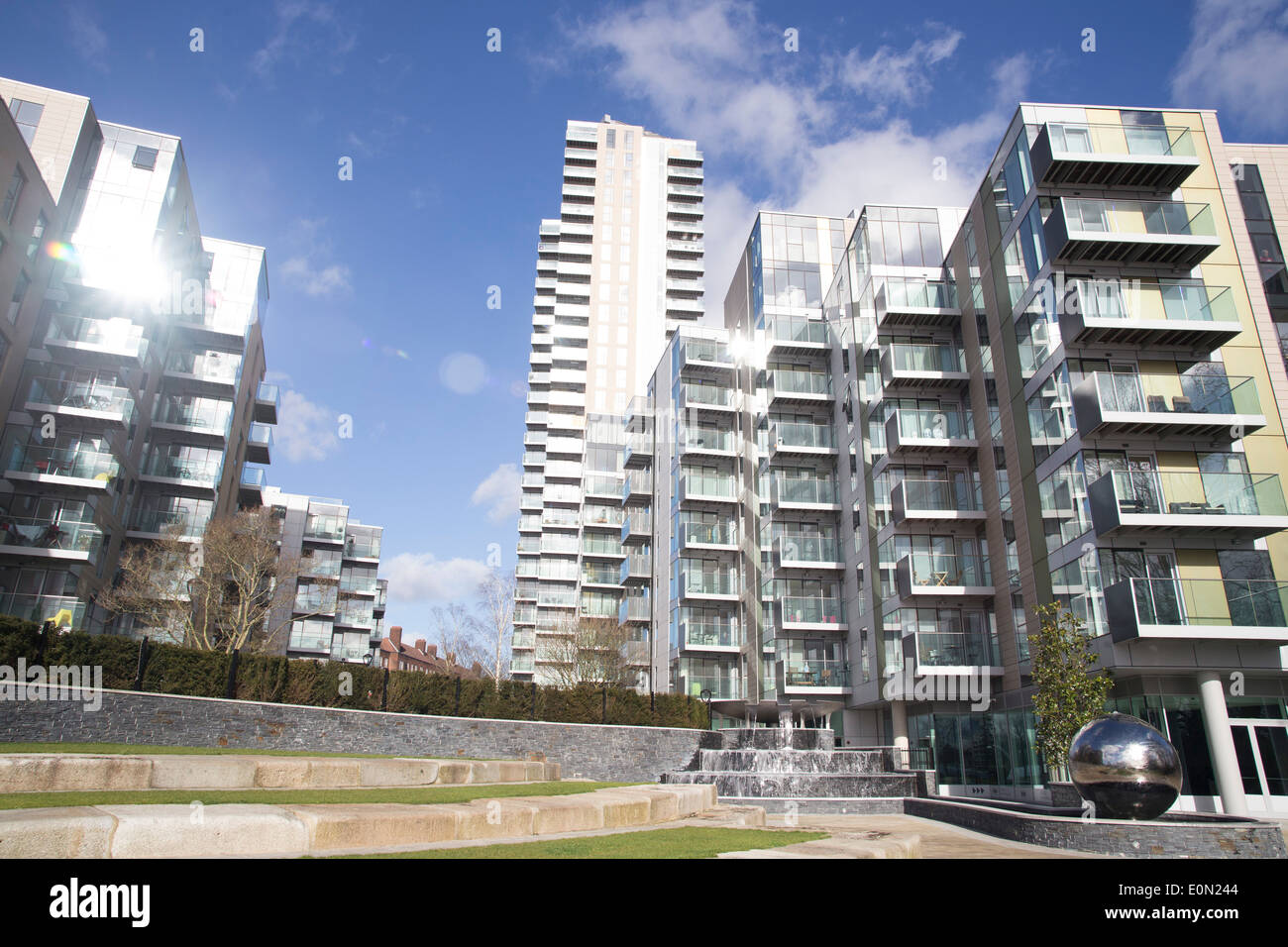 Woodberry Down, Hackney. Neu gebaute Wohnungen gegen blauen Himmel. Gemeinsames Eigentum Entwicklung. Luxuswohnungen. Stockfoto