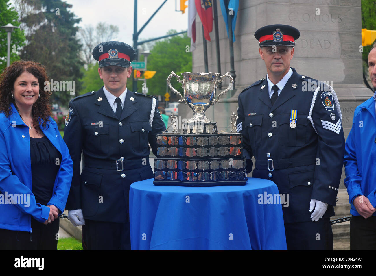 London Ontario Polizeibeamte stehen neben den Memorial Cup Trophäe. Stockfoto