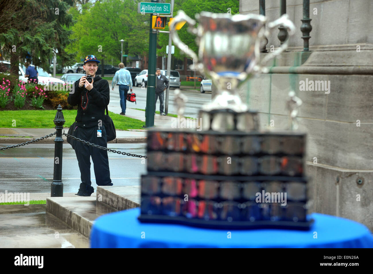 Ein Mann fotografiert die Memorial Cup Eishockey-Trophäe. Stockfoto