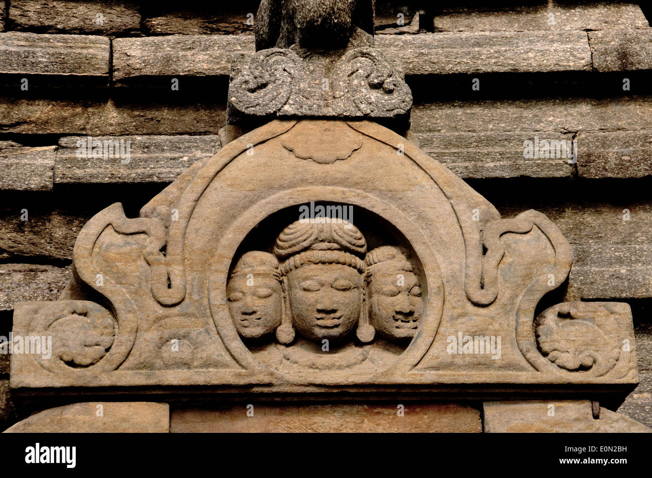 Figuren geschnitzt auf einer der Tempel zieht. Almora Bezirk, Uttarakhand, Indien Stockfoto